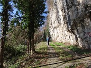 09 Per giro ad anello ( discesa veloce al rientro) saliamo a sx stradetta cementata